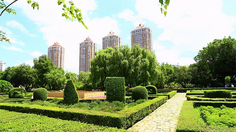 在园林景观设计中，环保与可持续发展理念至关重要。以下是一些建议：